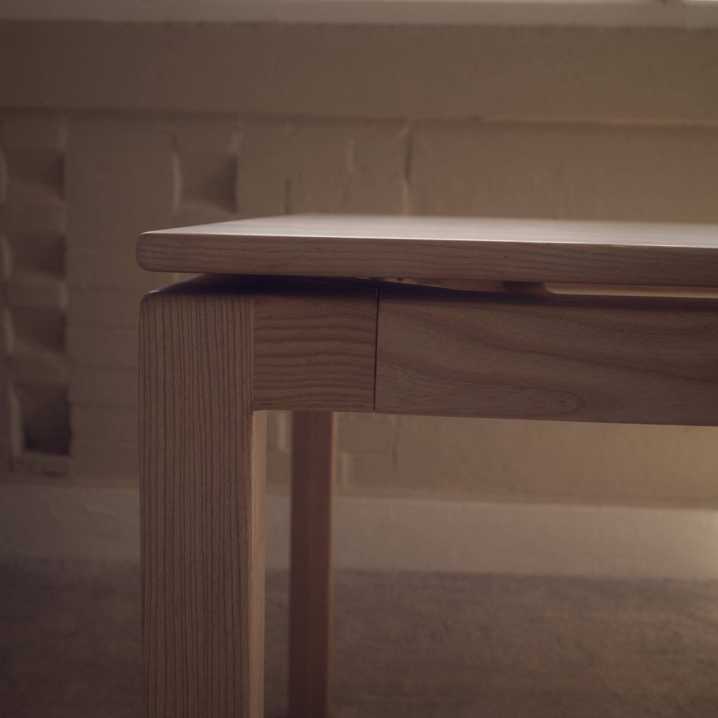 FLOAT DINING TABLE
