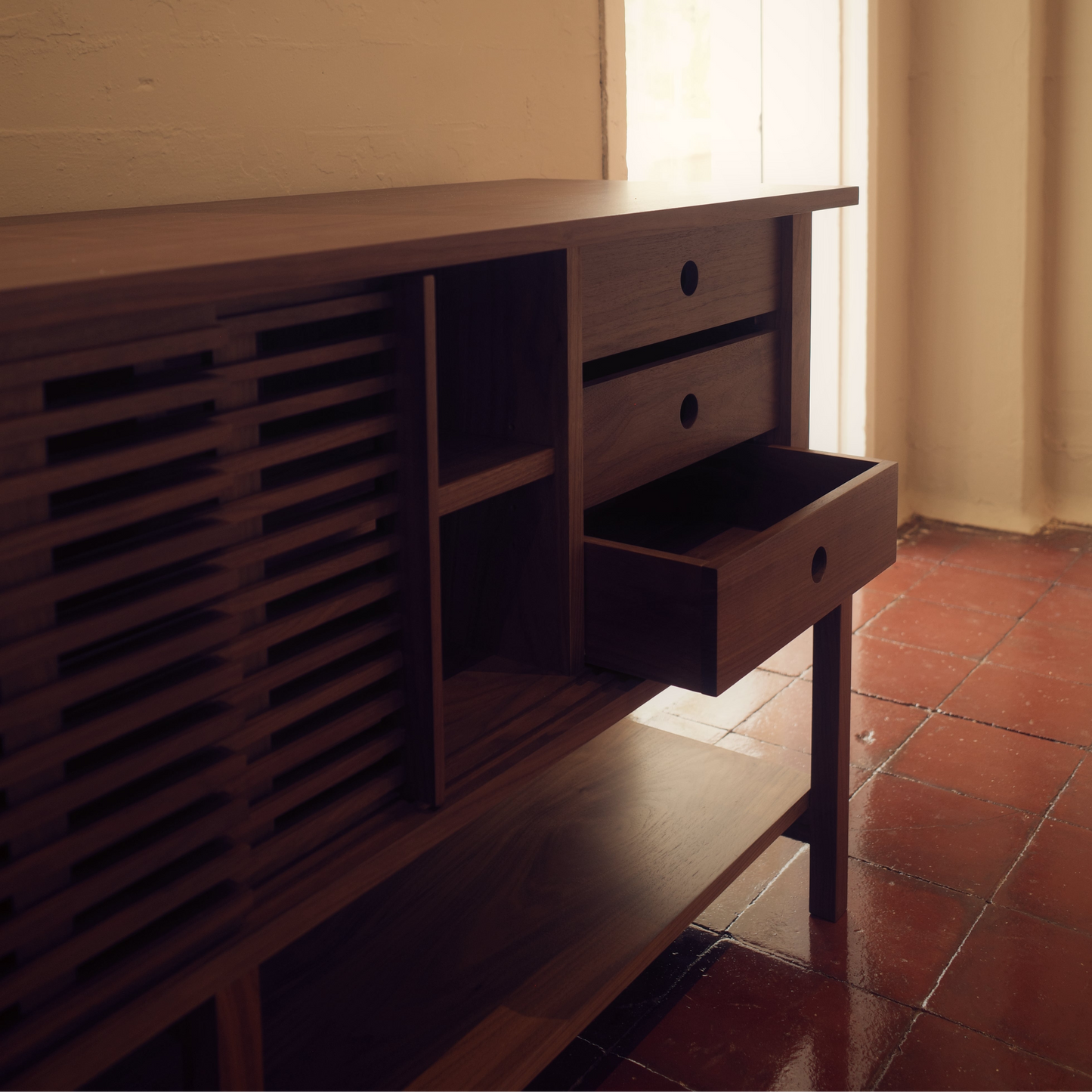 LINE LEGS CONSOLE